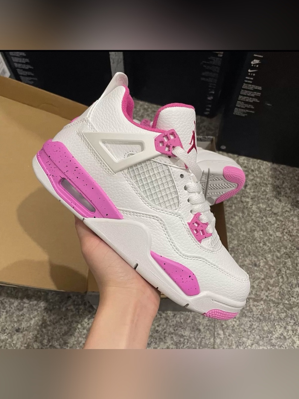 Air Jordan 4 Retro Pink Oreo.